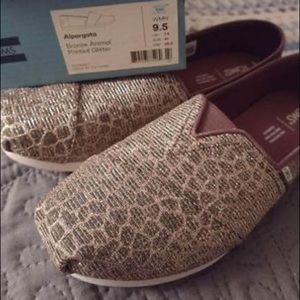 Toms size 9.5 cheetah print